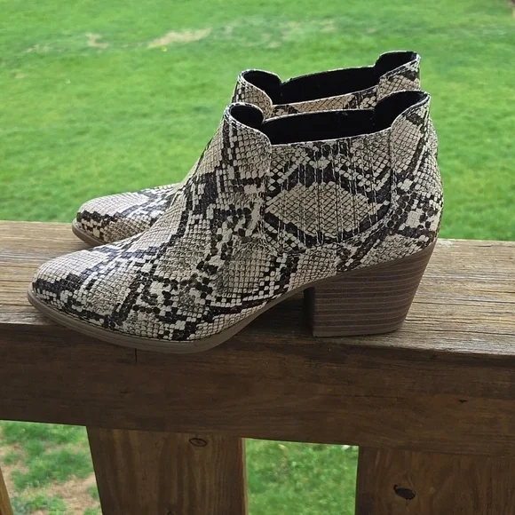 A.N.A Faux Snakeskin Ankle Boots Booties Memory Foam Like New Condition Womens 9 - Picture 3 of 7